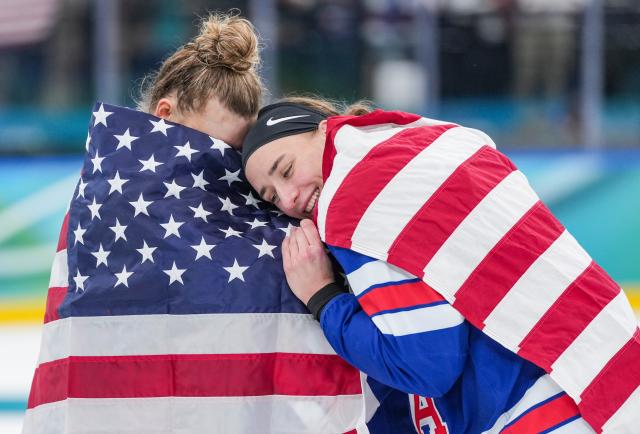(260220) -- MILAN, Feb. 20, 2026 (Xinhua) -- Hayley Scamurra (R) of the United States celebrates with teammate after the awarding ceremony for the ice hockey women's gold medal game between the United States and Canada at the Milan-Cortina 2026 Olympic Winter Games in Milan, Italy, Feb. 19, 2026. (Xinhua/Sun Fei)