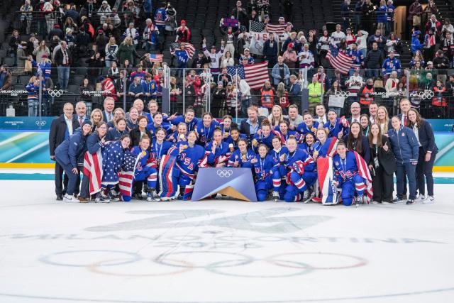 (260220) -- MILAN, Feb. 20, 2026 (Xinhua) -- Gold medalists team the United States pose for photos after the awarding ceremony for the ice hockey women's gold medal game between the United States and Canada at the Milan-Cortina 2026 Olympic Winter Games in Milan, Italy, Feb. 19, 2026. (Xinhua/Sun Fei)