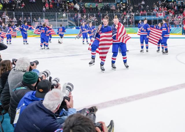 (260220) -- MILAN, Feb. 20, 2026 (Xinhua) -- Gold medalists players of the United States celebrate after the awarding ceremony for the ice hockey women's gold medal game between the United States and Canada at the Milan-Cortina 2026 Olympic Winter Games in Milan, Italy, Feb. 19, 2026. (Xinhua/Sun Fei)