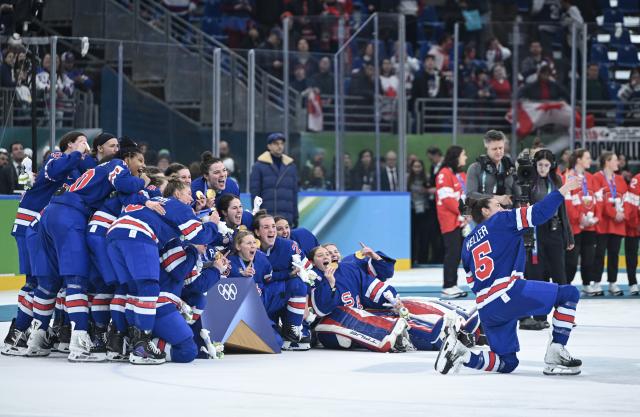 (260220) -- MILAN, Feb. 20, 2026 (Xinhua) -- Gold medalists players of the United States pose for selfies during the awarding ceremony for the ice hockey women's gold medal game between the United States and Canada at the Milan-Cortina 2026 Olympic Winter Games in Milan, Italy, Feb. 19, 2026. (Xinhua/Zhang Haofu)