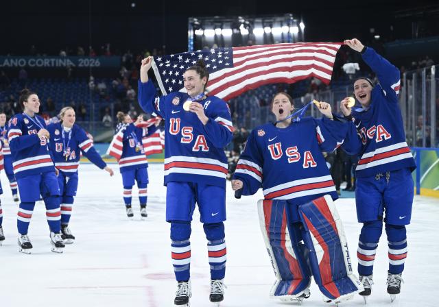 (260220) -- MILAN, Feb. 20, 2026 (Xinhua) -- Players of the United States celebrate with the gold medals after the awarding ceremony for the ice hockey women's gold medal game between the United States and Canada at the Milan-Cortina 2026 Olympic Winter Games in Milan, Italy, Feb. 19, 2026. (Xinhua/Zhang Haofu)