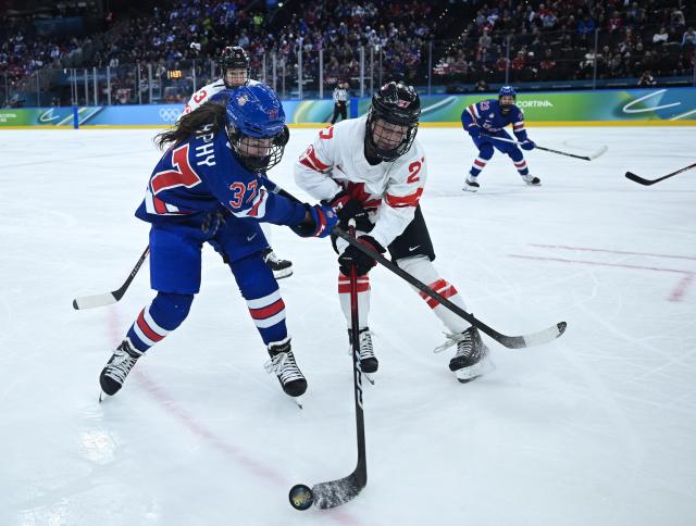 (260220) -- MILAN, Feb. 20, 2026 (Xinhua) -- Abbey Murphy (L) of the United States vies with Emma Maltais of Canada during the ice hockey women's gold medal game between the United States and Canada at the Milan-Cortina 2026 Olympic Winter Games in Milan, Italy, Feb. 19, 2026. (Xinhua/Zhang Haofu)
