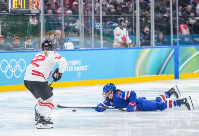 (260220) -- MILAN, Feb. 20, 2026 (Xinhua) -- Taylor Heise (R) of the United States falls down during the ice hockey women's gold medal game between the United States and Canada at the Milan-Cortina 2026 Olympic Winter Games in Milan, Italy, Feb. 19, 2026. (Xinhua/Sun Fei)