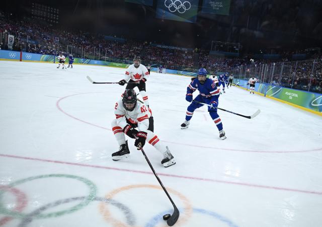 (260220) -- MILAN, Feb. 20, 2026 (Xinhua) -- Claire Thompson (front) of Canada competes during the ice hockey women's gold medal game between the United States and Canada at the Milan-Cortina 2026 Olympic Winter Games in Milan, Italy, Feb. 19, 2026. (Xinhua/Zhang Haofu)