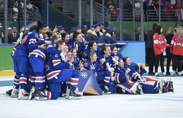 (260220) -- MILAN, Feb. 20, 2026 (Xinhua) -- Gold medalists players of the United States pose during the awarding ceremony after the ice hockey women's gold medal game between the United States and Canada at the Milan-Cortina 2026 Olympic Winter Games in Milan, Italy, Feb. 19, 2026. (Xinhua/Zhang Haofu)