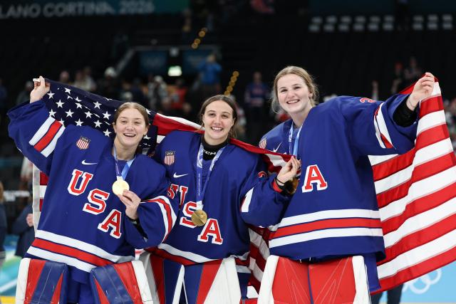 (260220) -- MILAN, Feb. 20, 2026 (Xinhua) -- Gold medalists players of the United States pose after the awarding ceremony for the ice hockey women's gold medal game between the United States and Canada at the Milan-Cortina 2026 Olympic Winter Games in Milan, Italy, Feb. 19, 2026. (Xinhua/Wang Kaiyan)