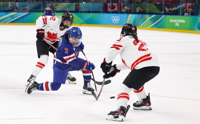 (260220) -- MILAN, Feb. 20, 2026 (Xinhua) -- Cayla Barnes (C) of the United States shoots during the ice hockey women's gold medal game between the United States and Canada at the Milan-Cortina 2026 Olympic Winter Games in Milan, Italy, Feb. 19, 2026. (Xinhua/Wang Kaiyan)