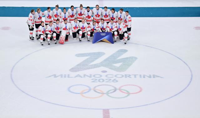 (260220) -- MILAN, Feb. 20, 2026 (Xinhua) -- Silver medalists players of Canada pose during the awarding ceremony after the ice hockey women's gold medal game between the United States and Canada at the Milan-Cortina 2026 Olympic Winter Games in Milan, Italy, Feb. 19, 2026. (Xinhua/Tao Xiyi)