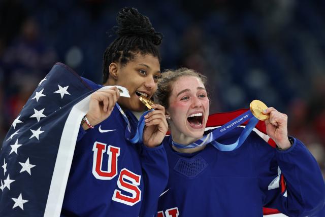 (260220) -- MILAN, Feb. 20, 2026 (Xinhua) -- Caroline Harvey (R) of the United States poses with teammate Laila Edwards after the awarding ceremony for the ice hockey women's gold medal game between the United States and Canada at the Milan-Cortina 2026 Olympic Winter Games in Milan, Italy, Feb. 19, 2026. (Xinhua/Wang Kaiyan)