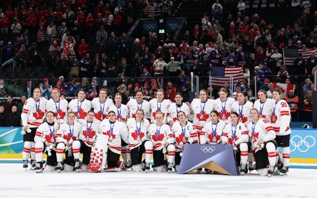 (260220) -- MILAN, Feb. 20, 2026 (Xinhua) -- Silver medalists players of Canada pose during the awarding ceremony after the ice hockey women's gold medal game between the United States and Canada at the Milan-Cortina 2026 Olympic Winter Games in Milan, Italy, Feb. 19, 2026. (Xinhua/Wang Kaiyan)