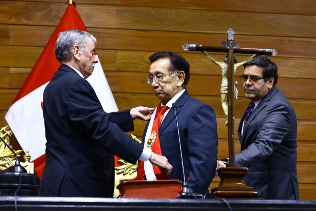 (260220) -- BEIJING, Feb. 20, 2026 (Xinhua) -- Jose Balcazar (C) receives the presidential sash at the Congress of the Republic of Peru, in Lima, Peru, on Feb. 18, 2026.
  Peru's Congress on Wednesday elected lawmaker Jose Balcazar as its new leader, who assumes the country's presidency under constitution.
   Balcazar was sworn in as Peruvian president shortly after the vote. His term will run through July 28, 2026, in accordance with the current presidential mandate. (Peru's Congress/Handout via Xinhua)