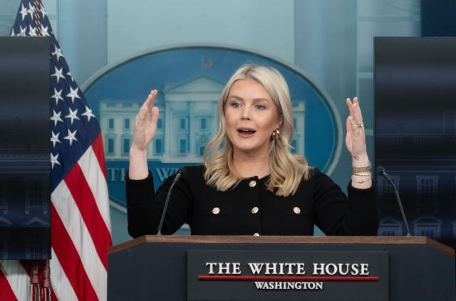 (260220) -- BEIJING, Feb. 20, 2026 (Xinhua) -- White House Press Secretary Karoline Leavitt gestures during a press briefing at the White House in Washington, D.C., the United States, on Feb. 18, 2026. The White House on Wednesday declined to set a deadline for the U.S.-Iran nuclear talks, saying Tehran is expected to present more details on its negotiating position within weeks. (Photo by Li Yuanqing/Xinhua)