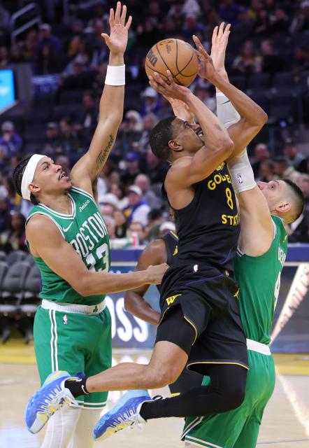 (260220) -- SAN FRANCISCO, Feb. 20, 2026 (Xinhua) -- De'Anthony Melton (C) of Golden State Warriors goes for a layup during the 2025-2026 NBA regular season game between Golden State Warriors and Boston Celtics in San Francisco, the United States, Feb. 19, 2026. (Photo by Arthur Dong/Xinhua)