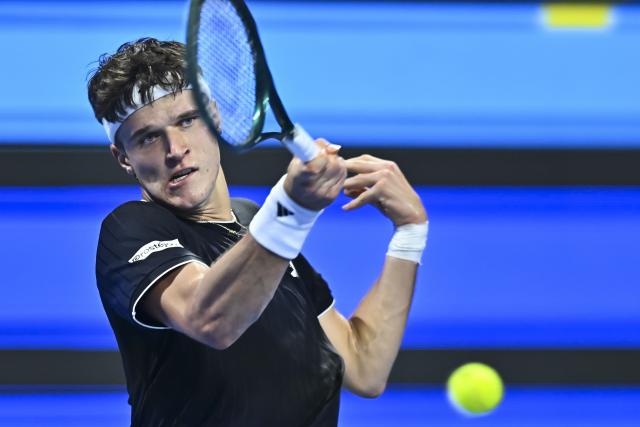 (260220) -- DOHA, Feb. 20, 2026 (Xinhua) -- Jakub Mensik of the Czech Republic hits a return during the men's singles quarterfinal match between Jannik Sinner of Italy and Jakub Mensik of the Czech Republic at the ATP Qatar Open 2026 tennis tournament in Doha, Qatar, Feb. 19, 2026. (Photo by Nikku/Xinhua)