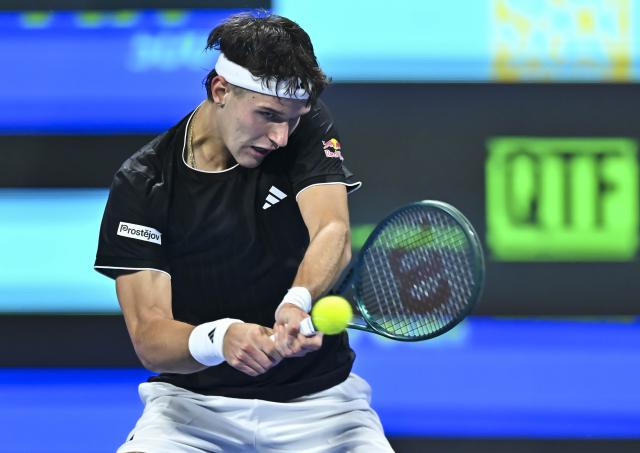 (260220) -- DOHA, Feb. 20, 2026 (Xinhua) -- Jakub Mensik of the Czech Republic hits a return during the men's singles quarterfinal match between Jannik Sinner of Italy and Jakub Mensik of the Czech Republic at the ATP Qatar Open 2026 tennis tournament in Doha, Qatar, Feb. 19, 2026. (Photo by Nikku/Xinhua)