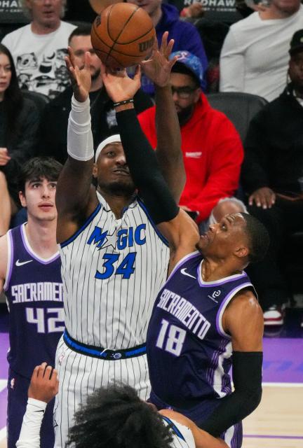 (260220) -- SACRAMENTO, Feb. 20, 2026 (Xinhua) -- Russell Westbrook (R) of Sacramento Kings goes for a layup during the 2025-2026 NBA regular season basketball game between Sacramento Kings and Orlando Magic in Sacramento, the United States, Feb. 19, 2026. (Photo by Sun Yuxuan/Xinhua)