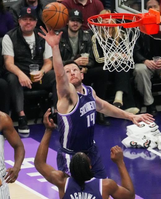 (260220) -- SACRAMENTO, Feb. 20, 2026 (Xinhua) -- Drew Eubanks of Sacramento Kings defends during the 2025-2026 NBA regular season basketball game between Sacramento Kings and Orlando Magic in Sacramento, the United States, Feb. 19, 2026. (Photo by Sun Yuxuan/Xinhua)