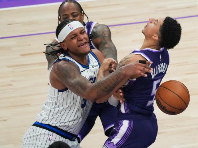 (260220) -- SACRAMENTO, Feb. 20, 2026 (Xinhua) -- Paolo Banchero (front L) of Orlando Magic vies with Nique Clifford (front R) of Sacramento Kings during the 2025-2026 NBA regular season basketball game between Sacramento Kings and Orlando Magic in Sacramento, the United States, Feb. 19, 2026. (Photo by Sun Yuxuan/Xinhua)