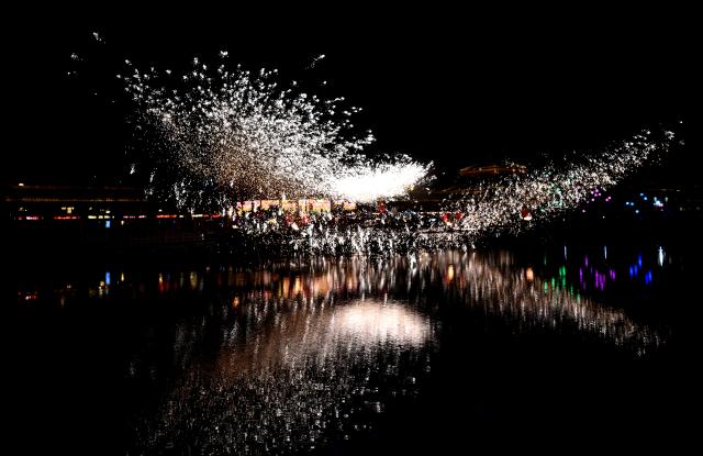 (260220) -- BEIJING, Feb. 20, 2026 (Xinhua) -- A molten iron firework performance is staged at a temple fair in Shangqiu City, central China's Henan Province, Feb. 19, 2026. China's Ministry of Culture and Tourism launched a month-long cultural and tourism campaign ahead of the Spring Festival, featuring a wide range of activities and promotional measures to better meet people's needs.
   Running from late January to early March, the campaign will see about 30,000 activities held nationwide, offering seasonal cultural and tourism products and events focused on traditional New Year customs, performances, and exhibitions.
   More than 360 million yuan (about 51.6 million U.S. dollars) in consumption vouchers and subsidies will be distributed, alongside measures such as ticket discounts, bundled ticket incentives, and cross-regional tourism promotions. (Xinhua/Zhu Xiang)