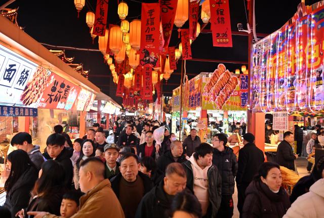 (260220) -- BEIJING, Feb. 20, 2026 (Xinhua) -- Tourists visit a commercial street in Xuan'en County, central China's Hubei Province, Feb. 18, 2026. China's Ministry of Culture and Tourism launched a month-long cultural and tourism campaign ahead of the Spring Festival, featuring a wide range of activities and promotional measures to better meet people's needs.
   Running from late January to early March, the campaign will see about 30,000 activities held nationwide, offering seasonal cultural and tourism products and events focused on traditional New Year customs, performances, and exhibitions.
   More than 360 million yuan (about 51.6 million U.S. dollars) in consumption vouchers and subsidies will be distributed, alongside measures such as ticket discounts, bundled ticket incentives, and cross-regional tourism promotions. (Photo by Song Wen/Xinhua)