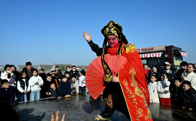(260220) -- BEIJING, Feb. 20, 2026 (Xinhua) -- Tourists watch a Sichuan Opera face-changing performance at a scenic area in Shangqiu City, central China's Henan Province, Feb. 19, 2026. China's Ministry of Culture and Tourism launched a month-long cultural and tourism campaign ahead of the Spring Festival, featuring a wide range of activities and promotional measures to better meet people's needs.
   Running from late January to early March, the campaign will see about 30,000 activities held nationwide, offering seasonal cultural and tourism products and events focused on traditional New Year customs, performances, and exhibitions.
   More than 360 million yuan (about 51.6 million U.S. dollars) in consumption vouchers and subsidies will be distributed, alongside measures such as ticket discounts, bundled ticket incentives, and cross-regional tourism promotions. (Xinhua/Zhu Xiang)