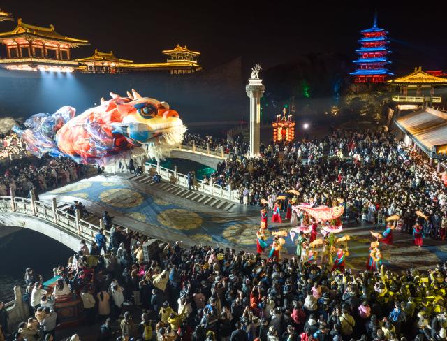 (260220) -- BEIJING, Feb. 20, 2026 (Xinhua) -- An aerial drone photo shows tourists watching a performance at a scenic area in Xiangyang City, central China's Hubei Province, Feb. 19, 2026. China's Ministry of Culture and Tourism launched a month-long cultural and tourism campaign ahead of the Spring Festival, featuring a wide range of activities and promotional measures to better meet people's needs.
   Running from late January to early March, the campaign will see about 30,000 activities held nationwide, offering seasonal cultural and tourism products and events focused on traditional New Year customs, performances, and exhibitions.
   More than 360 million yuan (about 51.6 million U.S. dollars) in consumption vouchers and subsidies will be distributed, alongside measures such as ticket discounts, bundled ticket incentives, and cross-regional tourism promotions. (Photo by Yang Dong/Xinhua)