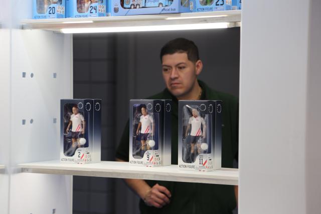 (260220) -- NEW YORK, Feb. 20, 2026 (Xinhua) -- A visitor stops at the booth of Five K Ltd. at Toy Fair 2026 in New York City, the United States, on Feb. 15, 2026. TO GO WITH "Feature: Tariff hikes continue to bite into U.S. toy industry, consumers" (Xinhua/Liu Yanan)