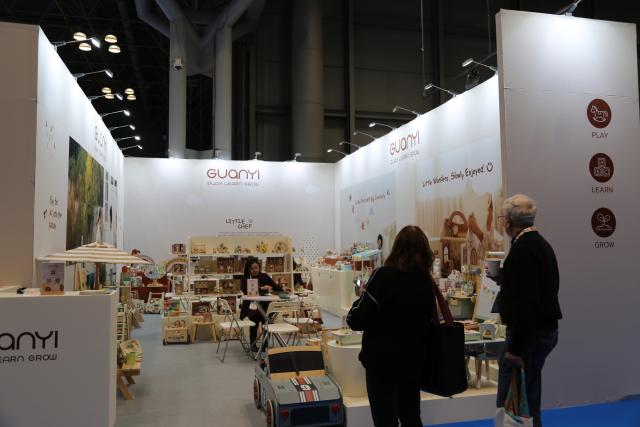 (260220) -- NEW YORK, Feb. 20, 2026 (Xinhua) -- Visitors stop at the booth of Guanyi Toys at Toy Fair 2026 in New York City, the United States, on Feb. 15, 2026. TO GO WITH "Feature: Tariff hikes continue to bite into U.S. toy industry, consumers" (Xinhua/Liu Yanan)