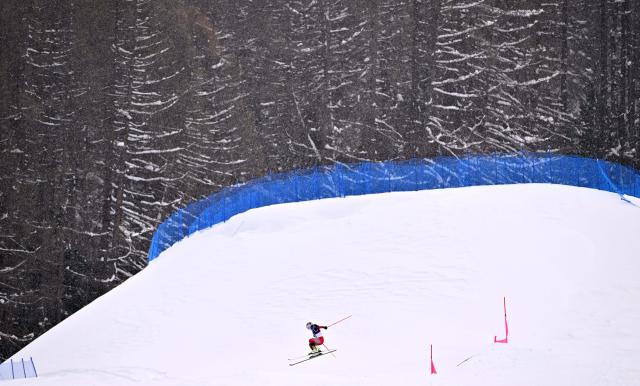 (260220) -- LIVIGNO, Feb. 20, 2026 (Xinhua) -- Zhang Xuelian of China competes during the freestyle skiing women's ski cross seeding at the Milan-Cortina 2026 Olympic Winter Games in Livigno, Italy, Feb. 20, 2026. (Xinhua/Zhang Hongxiang)
