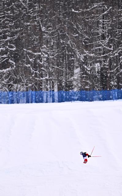 (260220) -- LIVIGNO, Feb. 20, 2026 (Xinhua) -- Zhang Xuelian of China competes during the freestyle skiing women's ski cross seeding at the Milan-Cortina 2026 Olympic Winter Games in Livigno, Italy, Feb. 20, 2026. (Xinhua/Zhang Hongxiang)