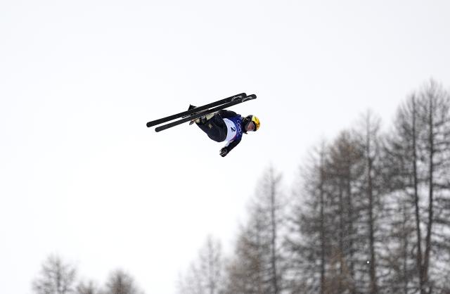 (260220) -- LIVIGNO, Feb. 20, 2026 (Xinhua) -- Li Tianma of China competes during the freestyle skiing men's aerials qualification 2 at the Milan-Cortina 2026 Olympic Winter Games in Livigno, Italy, Feb. 20, 2026. (Xinhua/Wu Huiwo)