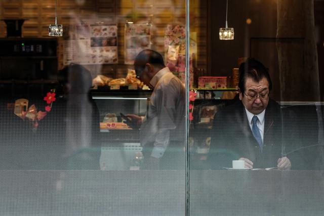 (260220) -- TOKYO, Feb. 20, 2026 (Xinhua) -- Customers are seen in a cafe in Tokyo, Japan, Feb. 20, 2026. Japan's core consumer prices in January increased 2.0 percent from a year earlier, marking a two-year low and matching the central bank's inflation target, government data showed Friday.
   The increase in the core consumer price index (CPI), excluding volatile fresh food costs, slowed from a 2.4 percent gain in December, according to the Ministry of Internal Affairs and Communications. (Xinhua/Jia Haocheng)