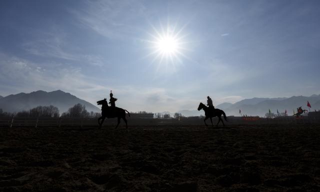 (260220) -- LHASA, Feb. 20, 2026 (Xinhua) -- Equestrian performers warm up before the performances in Lhasa, southwest China's Xizang Autonomous Region, Feb. 20, 2026. Monday was the Chinese New Year's Eve, which was just one day earlier than the Night of Gutu of the Tibetan calendar this year, the prelude to the Tibetan New Year, or Losar, the most important festival in the Tibetan calendar.
    Losar is a time for family reunions. It is marked by religious rituals, long prayers, horse racing, family gatherings and feasts. 
    The city of Lhasa hosted ethnic equestrian performances and horse racing on Friday, the fourth day of the Year of the Horse, and also the third day of the Tibetan New Year, showcasing superb traditional skills and offering visual enjoyment to the audience. (Xinhua/Tenzin Nyida)