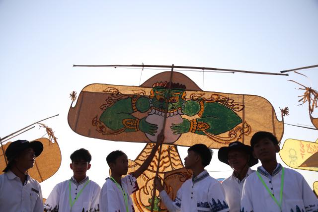 (260220) -- SIEM REAP, Feb. 20, 2026 (Xinhua) -- Enthusiasts are ready to fly kites during a kite flying festival in Siem Reap province, Cambodia, on Feb. 20, 2026. Some 138 kite flyers from different provinces across Cambodia participated the annual kite flying contest here on Friday. (Photo by Sao Khuth/Xinhua)