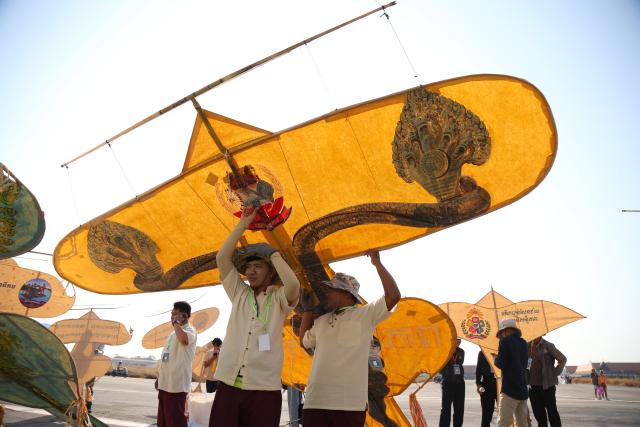 (260220) -- SIEM REAP, Feb. 20, 2026 (Xinhua) -- Enthusiasts are ready to fly kites during a kite flying festival in Siem Reap province, Cambodia, on Feb. 20, 2026. Some 138 kite flyers from different provinces across Cambodia participated the annual kite flying contest here on Friday. (Photo by Sao Khuth/Xinhua)