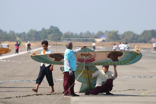 (260220) -- SIEM REAP, Feb. 20, 2026 (Xinhua) -- Enthusiasts are ready to fly a kite during a kite flying festival in Siem Reap province, Cambodia, on Feb. 20, 2026. Some 138 kite flyers from different provinces across Cambodia participated the annual kite flying contest here on Friday. (Photo by Sao Khuth/Xinhua)