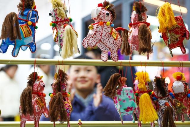 (260220) -- BEIJING, Feb. 20, 2026 (Xinhua) -- A kid selects decorative lanterns at a fair in Hai'an City, east China's Jiangsu Province, Feb. 19, 2026. China's Ministry of Culture and Tourism launched a month-long cultural and tourism campaign ahead of the Spring Festival, featuring a wide range of activities and promotional measures to better meet people's needs.
   Running from late January to early March, the campaign will see about 30,000 activities held nationwide, offering seasonal cultural and tourism products and events focused on traditional New Year customs, performances, and exhibitions.
   More than 360 million yuan (about 51.6 million U.S. dollars) in consumption vouchers and subsidies will be distributed, alongside measures such as ticket discounts, bundled ticket incentives, and cross-regional tourism promotions. (Photo by Gu Binbin/Xinhua)