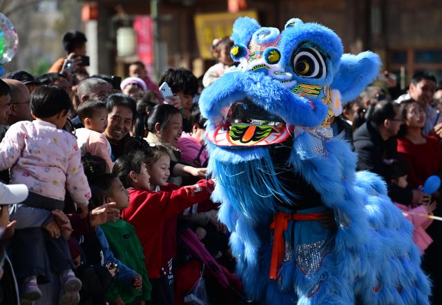 (260220) -- BEIJING, Feb. 20, 2026 (Xinhua) -- A lion dance performer interacts with tourists at a block in Yan'an, northwest China's Shaanxi Province, Feb. 20, 2026. China's Ministry of Culture and Tourism launched a month-long cultural and tourism campaign ahead of the Spring Festival, featuring a wide range of activities and promotional measures to better meet people's needs.
   Running from late January to early March, the campaign will see about 30,000 activities held nationwide, offering seasonal cultural and tourism products and events focused on traditional New Year customs, performances, and exhibitions.
   More than 360 million yuan (about 51.6 million U.S. dollars) in consumption vouchers and subsidies will be distributed, alongside measures such as ticket discounts, bundled ticket incentives, and cross-regional tourism promotions. (Photo by Qi Xiaojun/Xinhua)