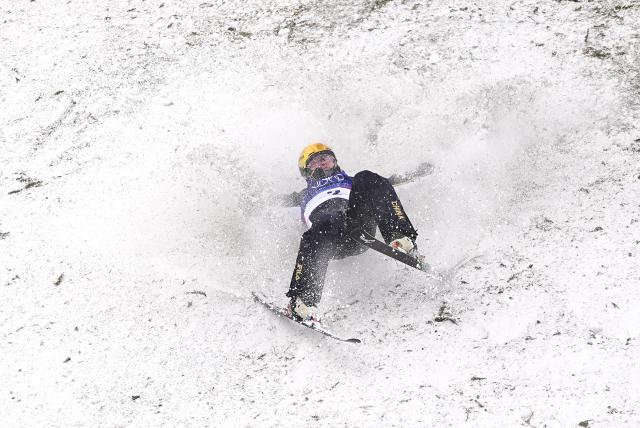 (260220) -- LIVIGNO, Feb. 20, 2026 (Xinhua) -- Li Tianma of China falls onto the snow during the freestyle skiing men's aerials final 1 at the Milan-Cortina 2026 Olympic Winter Games in Livigno, Italy, Feb. 20, 2026. (Xinhua/Wu Huiwo)
