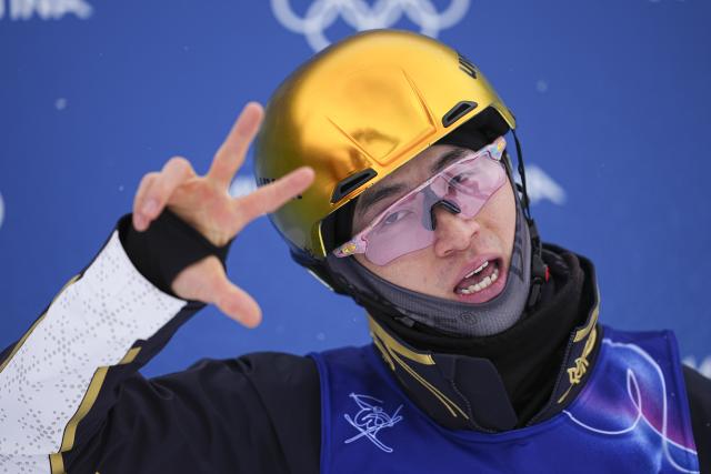 (260220) -- LIVIGNO, Feb. 20, 2026 (Xinhua) -- Li Tianma of China reacts during the freestyle skiing men's aerials final 1 at the Milan-Cortina 2026 Olympic Winter Games in Livigno, Italy, Feb. 20, 2026. (Xinhua/Wu Huiwo)