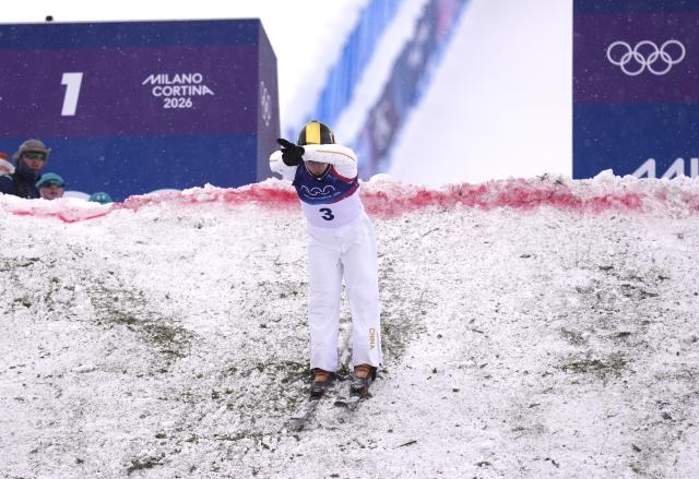 (260220) -- LIVIGNO, Feb. 20, 2026 (Xinhua) -- Qi Guangpu of China competes during the freestyle skiing men's aerials final 1 at the Milan-Cortina 2026 Olympic Winter Games in Livigno, Italy, Feb. 20, 2026. (Xinhua/Hu Chao)