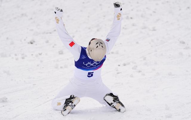 (260220) -- LIVIGNO, Feb. 20, 2026 (Xinhua) -- Gold medalist Wang Xindi of China celebrates winning after the freestyle skiing men's aerials final 2 at the Milan-Cortina 2026 Olympic Winter Games in Livigno, Italy, Feb. 20, 2026. (Xinhua/Wu Huiwo)