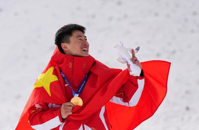 (260220) -- LIVIGNO, Feb. 20, 2026 (Xinhua) -- Gold medalist Wang Xindi of China celebrates during the awarding ceremony of the freestyle skiing men's aerials at the Milan-Cortina 2026 Olympic Winter Games in Livigno, Italy, Feb. 20, 2026. (Xinhua/Wu Huiwo)