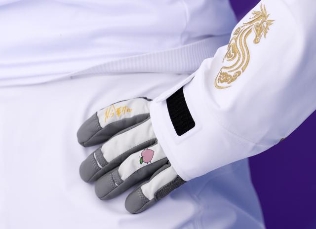 (260220) -- LIVIGNO, Feb. 20, 2026 (Xinhua) -- This photo taken on Feb. 20, 2026 shows China's Wang Xindi's glove inscribed with the words "for Mengtao," a reference to his wife Xu Mengtao, who won the gold medal in the women's freestyle skiing aerials, during the freestyle skiing men's aerials final 1 at the Milan-Cortina 2026 Olympic Winter Games in Livigno, Italy. (Xinhua/Hu Chao)