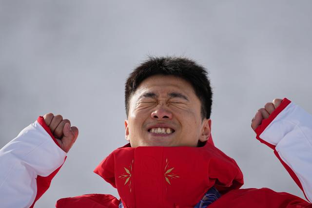 (260220) -- LIVIGNO, Feb. 20, 2026 (Xinhua) -- Gold medalist Wang Xindi of China celebrates during the awarding ceremony of the freestyle skiing men's aerials at the Milan-Cortina 2026 Olympic Winter Games in Livigno, Italy, Feb. 20, 2026. (Xinhua/Wu Huiwo)