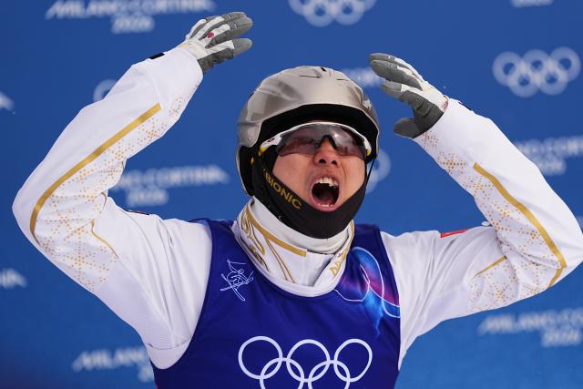 (260220) -- LIVIGNO, Feb. 20, 2026 (Xinhua) -- Gold medalist Wang Xindi of China celebrates winning after the freestyle skiing men's aerials final 2 at the Milan-Cortina 2026 Olympic Winter Games in Livigno, Italy, Feb. 20, 2026. (Xinhua/Wu Huiwo)