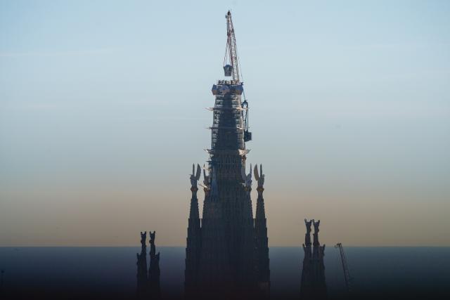 (260220) -- BARCELONA, Feb. 20, 2026 (Xinhua) -- Workers install the final piece of the cross atop the Jesus Tower at the Sagrada Familia in Barcelona, Spain, Feb. 20, 2026. With the cross atop the Jesus Tower at the Sagrada Familia fixed, the basilica reached its designed height of 172.5 meters, reshaping the city's skyline. The tower is scheduled to be inaugurated on June 10, the day marking the 100th anniversary of the death of architect Antoni Gaudi, designer of the Sagrada Familia. (Photo by Joan Gosa/Xinhua)