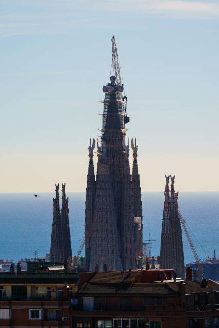 (260220) -- BARCELONA, Feb. 20, 2026 (Xinhua) -- Workers install the final piece of the cross atop the Jesus Tower at the Sagrada Familia in Barcelona, Spain, Feb. 20, 2026. With the cross atop the Jesus Tower at the Sagrada Familia fixed, the basilica reached its designed height of 172.5 meters, reshaping the city's skyline. The tower is scheduled to be inaugurated on June 10, the day marking the 100th anniversary of the death of architect Antoni Gaudi, designer of the Sagrada Familia. (Photo by Joan Gosa/Xinhua)