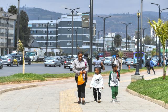 (260220) -- ADDIS ABABA, Feb. 20, 2026 (Xinhua) -- A woman uses a woven bag on a street in Addis Ababa, Ethiopia, Feb. 7, 2026. TO GO WITH "Feature: Ethiopia embraces paper bags as single-use plastic ban takes effect" (Photo by Michael Tewelde/Xinhua)