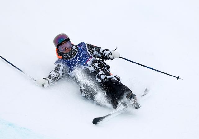 (260220) -- LIVIGNO, Feb. 20, 2026 (Xinhua) -- Vincent Maharavo of France falls onto the snow during the freestyle skiing men's freeski halfpipe qualification at the Milan-Cortina 2026 Olympic Winter Games in Livigno, Italy, Feb. 20, 2026. (Xinhua/Wang Peng)
